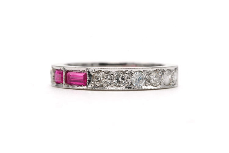 Bague 52 Alliance américaine des années 70 en or blanc 18 carats, rubis et diamants taille brillant 58 Facettes 23716