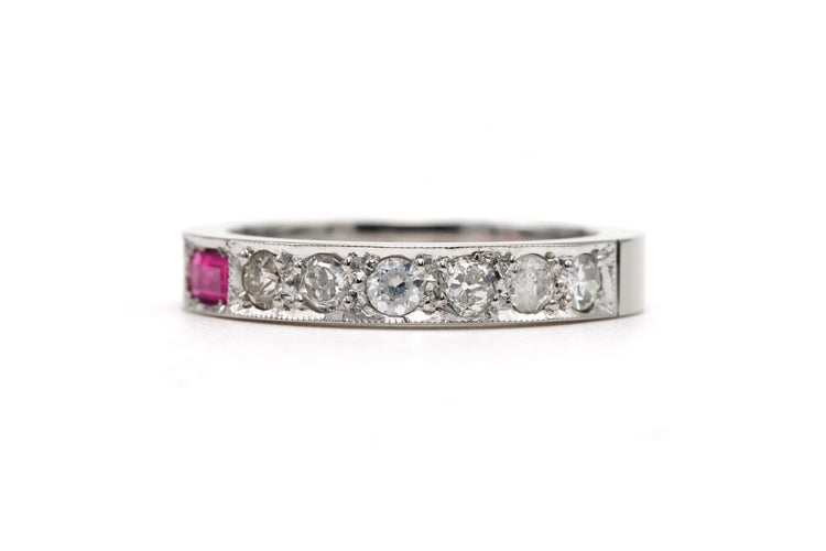 Bague 52 Alliance américaine des années 70 en or blanc 18 carats, rubis et diamants taille brillant 58 Facettes 23716