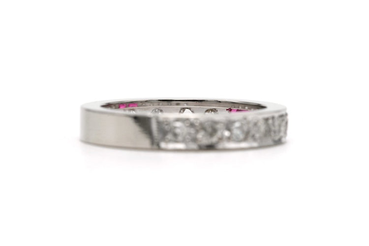 Bague 52 Alliance américaine des années 70 en or blanc 18 carats, rubis et diamants taille brillant 58 Facettes 23716
