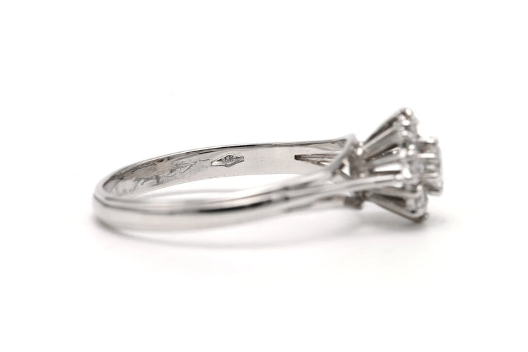 Bague 58 Bague contemporaine en or blanc 18 carats et diamants 58 Facettes 26042401-03