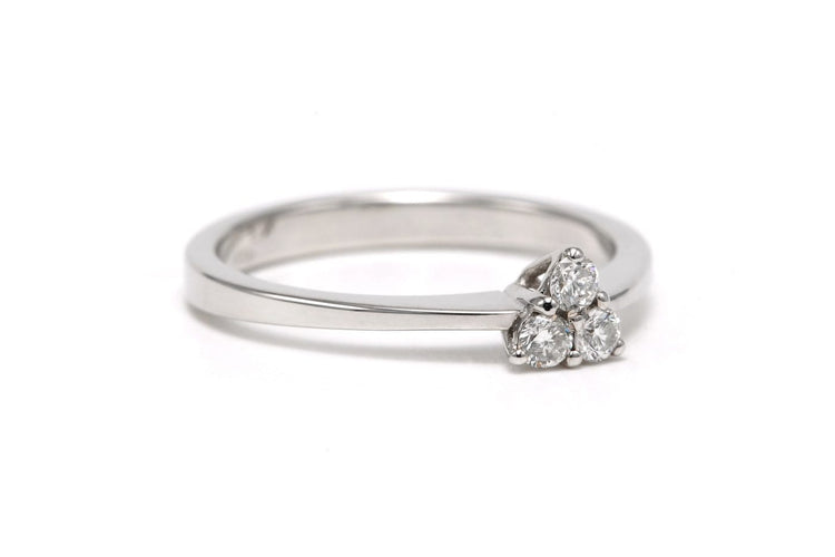 Bague 53 Bague contemporaine en or blanc 18 carats et diamants 58 Facettes DEP-SAD1