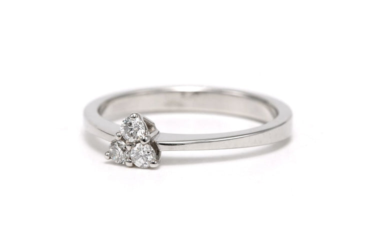 Bague 53 Bague contemporaine en or blanc 18 carats et diamants 58 Facettes DEP-SAD1