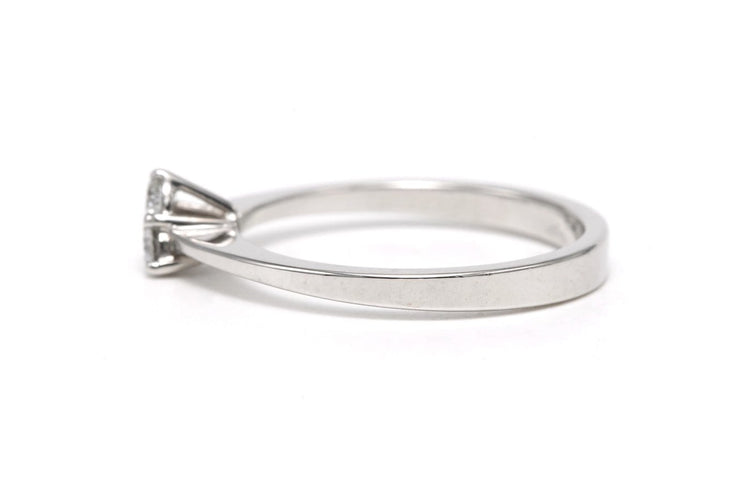 Bague 53 Bague contemporaine en or blanc 18 carats et diamants 58 Facettes DEP-SAD1