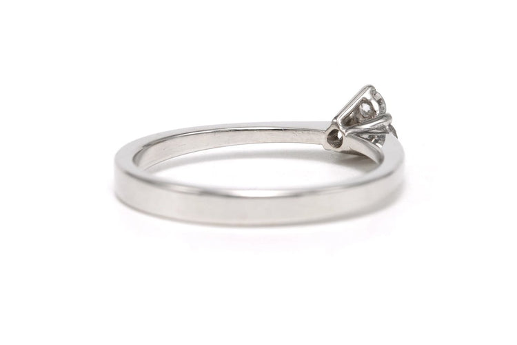 Bague 53 Bague contemporaine en or blanc 18 carats et diamants 58 Facettes DEP-SAD1