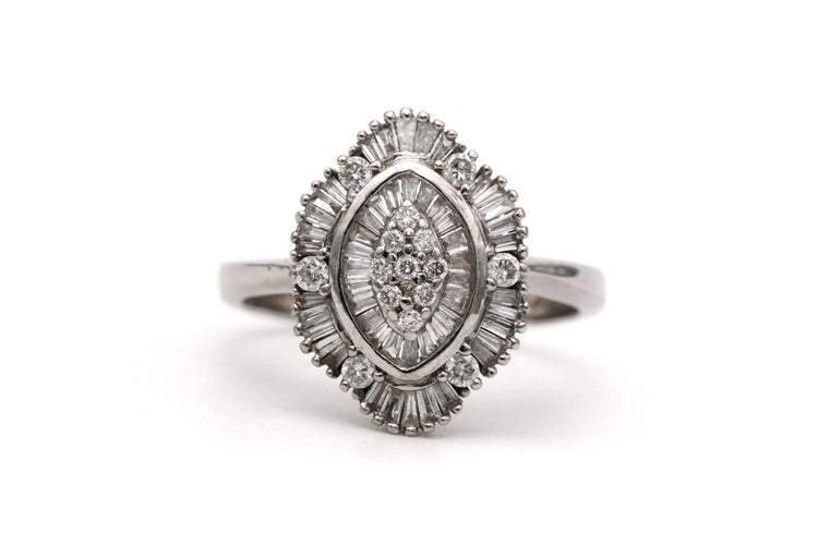 Bague 51 Bague contemporaine en or blanc 18 carats et diamants taille baguette et brillant 58 Facettes 23825