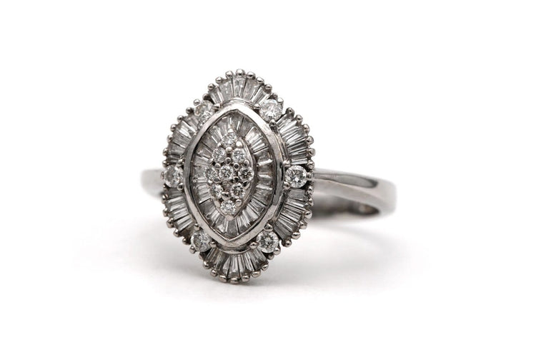 Bague 51 Bague contemporaine en or blanc 18 carats et diamants taille baguette et brillant 58 Facettes 23825