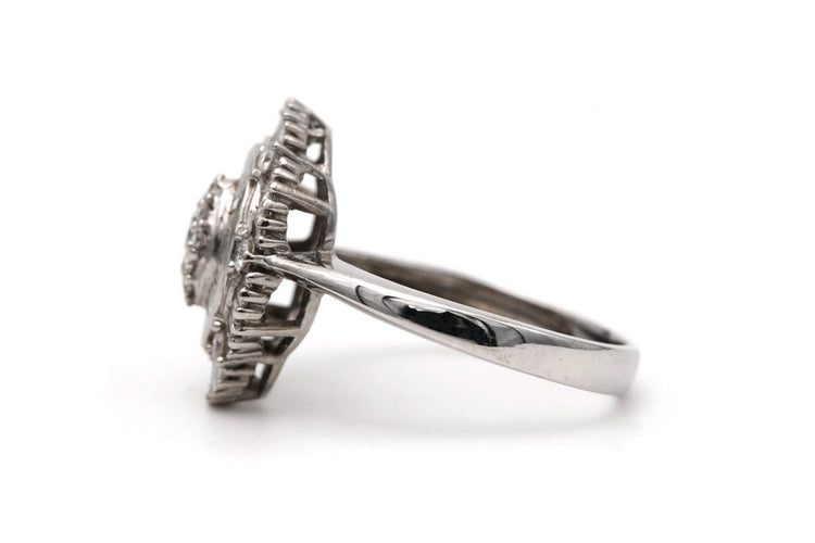 Bague 51 Bague contemporaine en or blanc 18 carats et diamants taille baguette et brillant 58 Facettes 23825