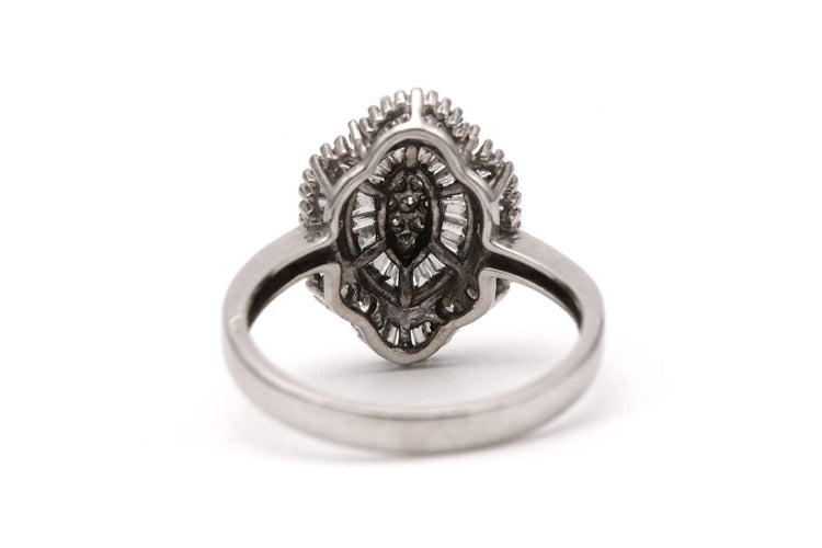 Bague 51 Bague contemporaine en or blanc 18 carats et diamants taille baguette et brillant 58 Facettes 23825