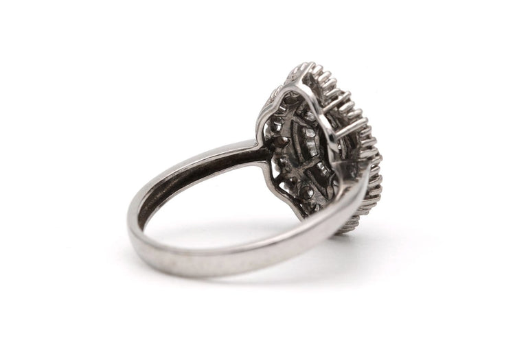Bague 51 Bague contemporaine en or blanc 18 carats et diamants taille baguette et brillant 58 Facettes 23825