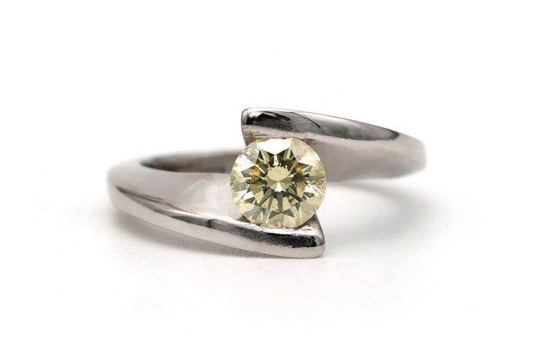 Bague 49 Bague contemporaine en or blanc 18 carats avec diamant jaune taille brillant 58 Facettes 23826