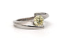 Bague 49 Bague contemporaine en or blanc 18 carats avec diamant jaune taille brillant 58 Facettes 23826