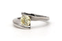 Bague 49 Bague contemporaine en or blanc 18 carats avec diamant jaune taille brillant 58 Facettes 23826