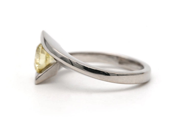 Bague 49 Bague contemporaine en or blanc 18 carats avec diamant jaune taille brillant 58 Facettes 23826