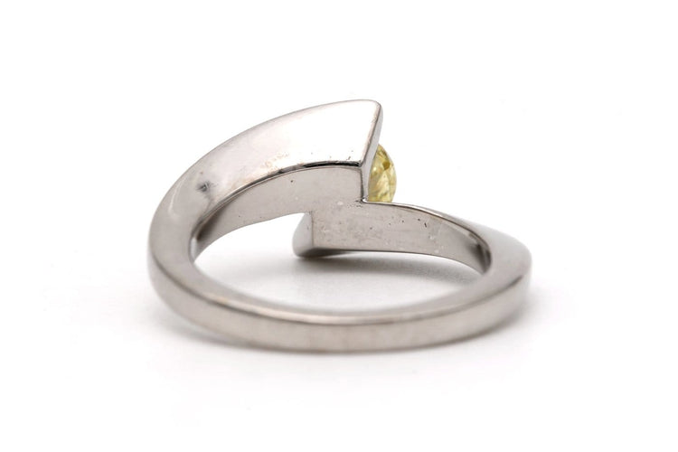 Bague 49 Bague contemporaine en or blanc 18 carats avec diamant jaune taille brillant 58 Facettes 23826
