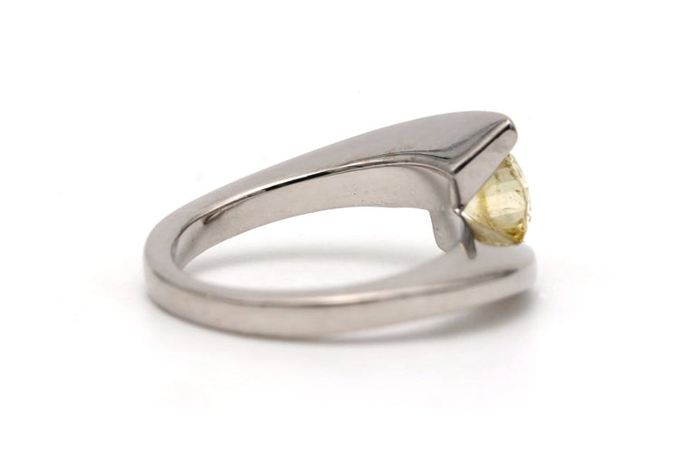 Bague 49 Bague contemporaine en or blanc 18 carats avec diamant jaune taille brillant 58 Facettes 23826