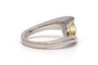 Bague 49 Bague contemporaine en or blanc 18 carats avec diamant jaune taille brillant 58 Facettes 23826