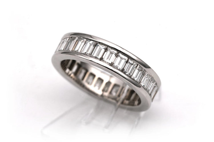 52 Alliance américaine contemporaine en or blanc et diamants baguette 58 Facettes 23831