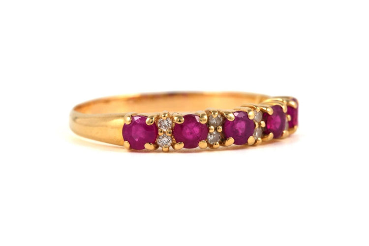 Bague 58 Bague contemporaine en or jaune, rubis et diamants 58 Facettes B885