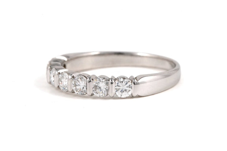 Bague 54 Bague contemporaine en or blanc 18 carats et diamants 0,70 ct 58 Facettes 23903