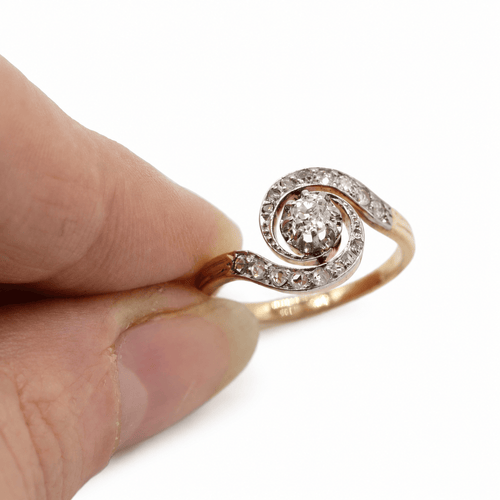 52 Bague tourbillon en or jaune et gris avec diamants 58 Facettes BAG-1108-014