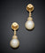Boucles d'oreilles pendantes en or jaune, perles des Mers du Sud et diamants 58 Facettes 227342