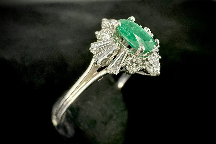 62.5 Bague en or blanc avec émeraude ovale et diamants 58 Facettes Bague 8