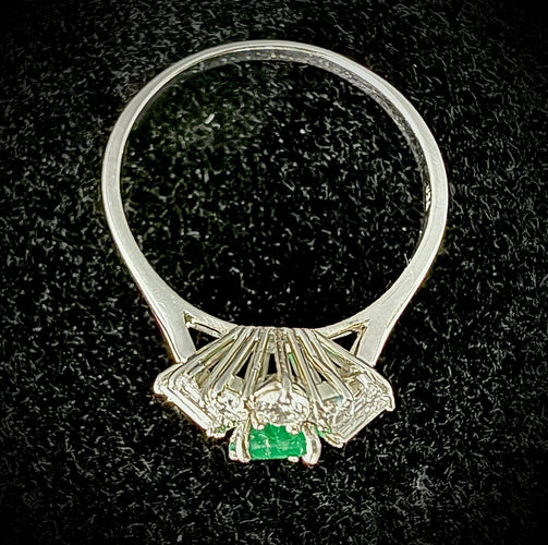 62.5 Bague en or blanc avec émeraude ovale et diamants 58 Facettes Bague 8