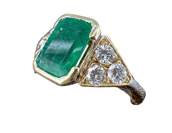 Bague en or jaune 18 carats, émeraude et diamants