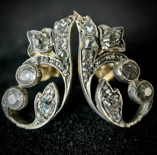 Boucles d’oreilles anciennes en or jaune, platine et diamants 58 Facettes Boucles 9
