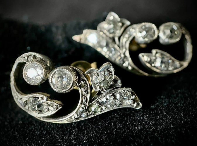 Boucles d’oreilles anciennes en or jaune, platine et diamants 58 Facettes Boucles 9