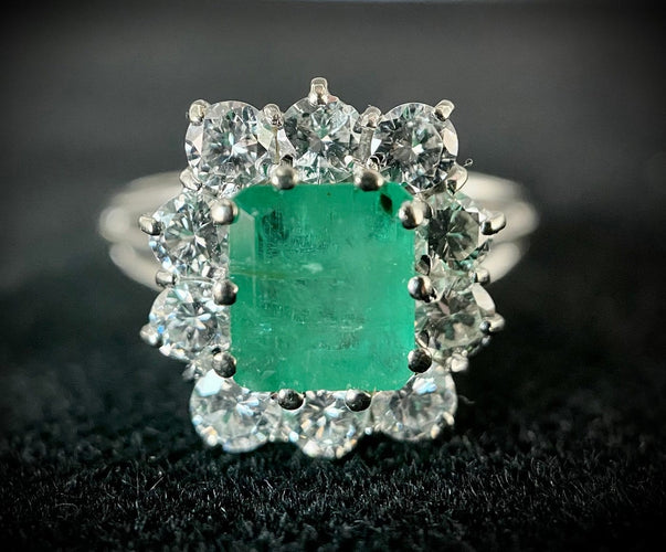 54 Bague marguerite en or blanc, émeraude et diamants 58 Facettes Bague 18