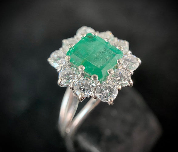54 Bague marguerite en or blanc, émeraude et diamants 58 Facettes Bague 18