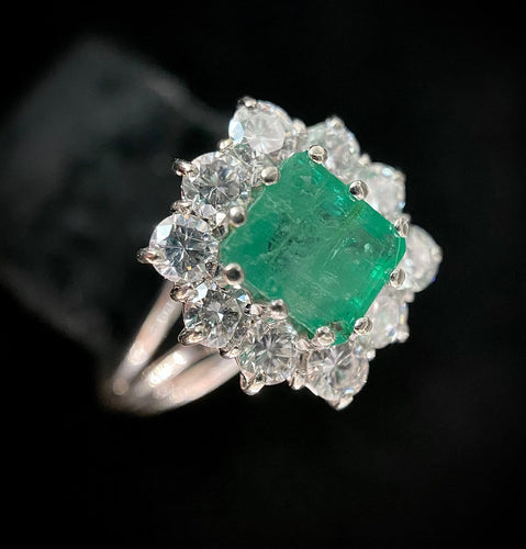54 Bague marguerite en or blanc, émeraude et diamants 58 Facettes Bague 18