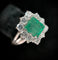 54 Bague marguerite en or blanc, émeraude et diamants 58 Facettes Bague 18
