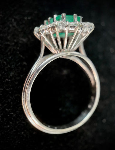 54 Bague marguerite en or blanc, émeraude et diamants 58 Facettes Bague 18