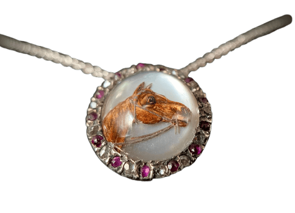 Pendentif équestre en cristal d’Essex, or jaune, rubis et diamants 58 Facettes Pendentif 19