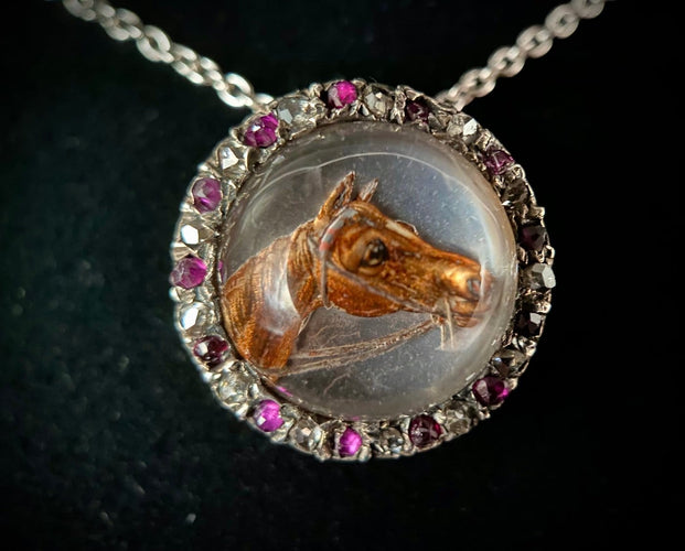 Pendentif équestre en cristal d’Essex, or jaune, rubis et diamants 58 Facettes Pendentif 19