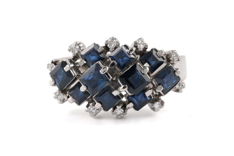 55 Années 70 - Bague en or blanc, saphirs et diamants 58 Facettes 23902