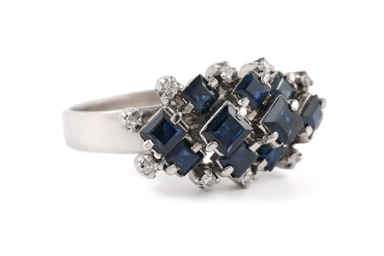 55 Années 70 - Bague en or blanc, saphirs et diamants 58 Facettes 23902