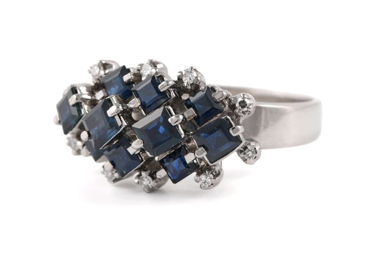 55 Années 70 - Bague en or blanc, saphirs et diamants 58 Facettes 23902