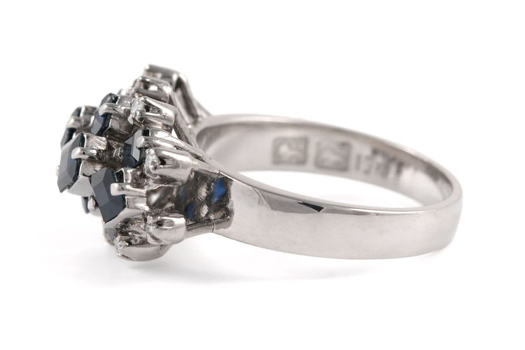 55 Années 70 - Bague en or blanc, saphirs et diamants 58 Facettes 23902
