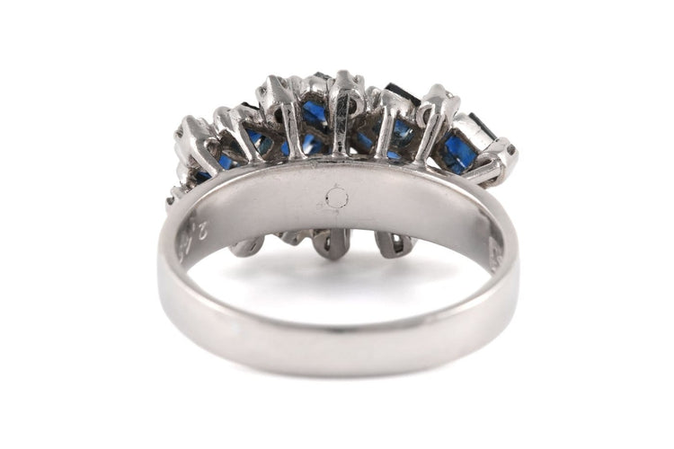 55 Années 70 - Bague en or blanc, saphirs et diamants 58 Facettes 23902