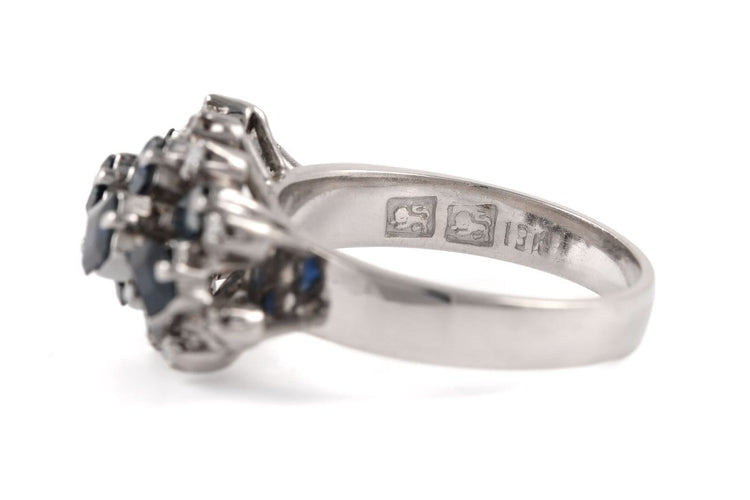 55 Années 70 - Bague en or blanc, saphirs et diamants 58 Facettes 23902
