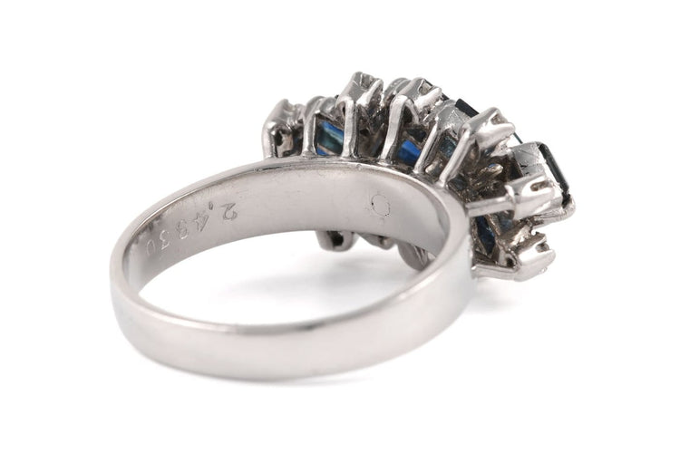 55 Années 70 - Bague en or blanc, saphirs et diamants 58 Facettes 23902
