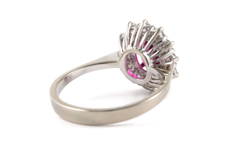 50 Bague contemporaine en or blanc, rubis et diamants 58 Facettes 23885