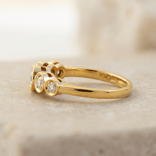 53 Bague cinq diamants en or jaune 750 58 Facettes HJ062631
