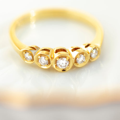 53 Bague cinq diamants en or jaune 750 58 Facettes HJ062631