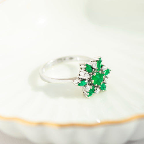 56 Bague fleur en or blanc 750 avec émeraudes et diamants 58 Facettes HJ062625