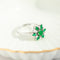 56 Bague fleur en or blanc 750 avec émeraudes et diamants 58 Facettes HJ062625