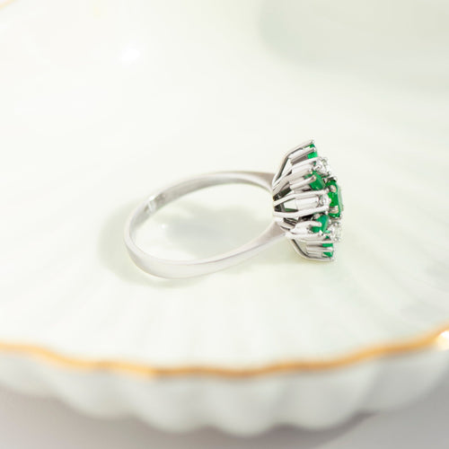 56 Bague fleur en or blanc 750 avec émeraudes et diamants 58 Facettes HJ062625